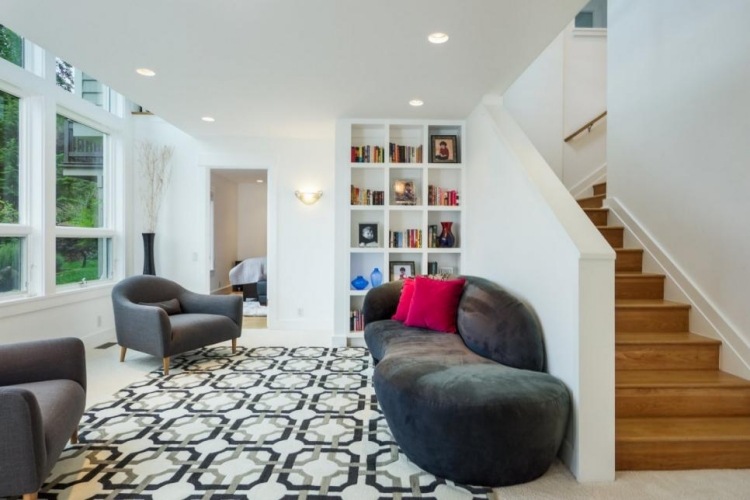vitt vardagsrum-möbler-moderna-trappor-fönster-mönster-matta-bokhylla-mansard-hus-