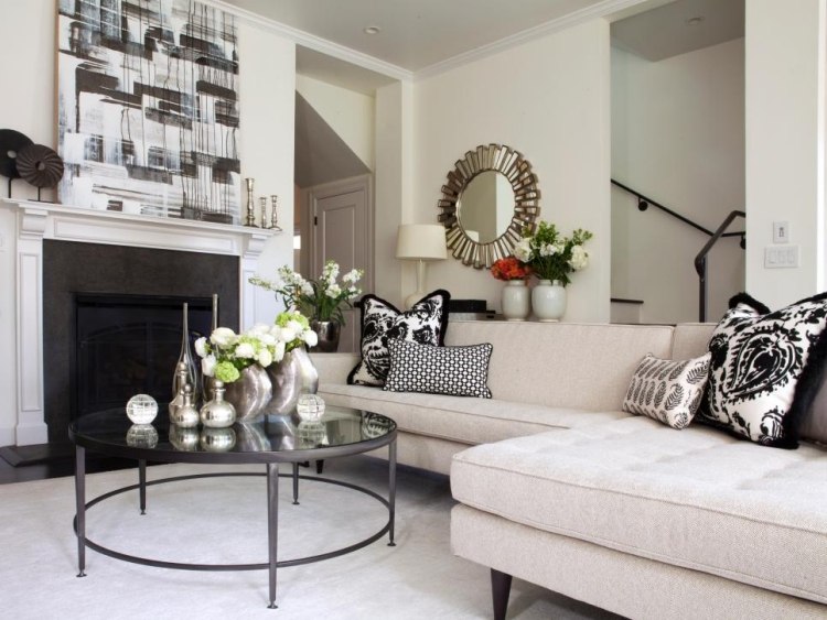 vitt-vardagsrum-möbler-modern-traditionell-svart-grå-spegel-kuddar-öppen spis-öppen-bild