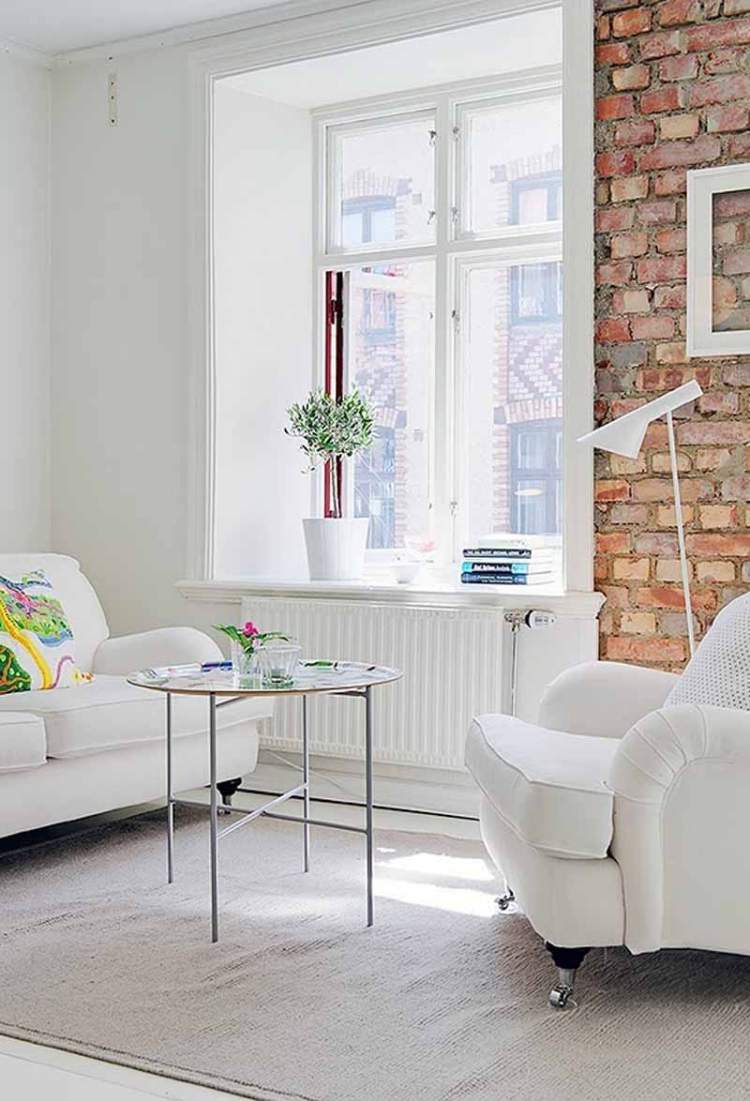 vitt-vardagsrum-möbler-modernt-traditionellt-fönster-tegel-vägg-fåtölj-soffbord