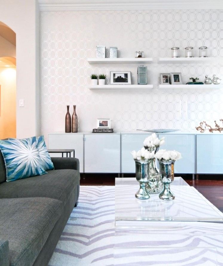 vitt-vardagsrum-möbler-modern-traditionell-soffa-grå-glas-soffbord-tapet-matta