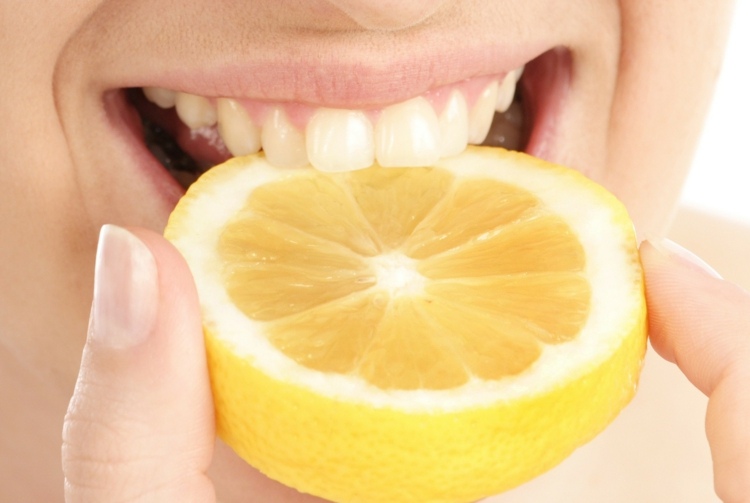 Vita tänder-få-citronsaft-sur-skadliga