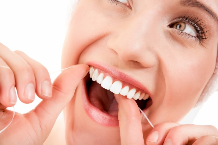 vård-tänder-ung-kvinna-tandtråd
