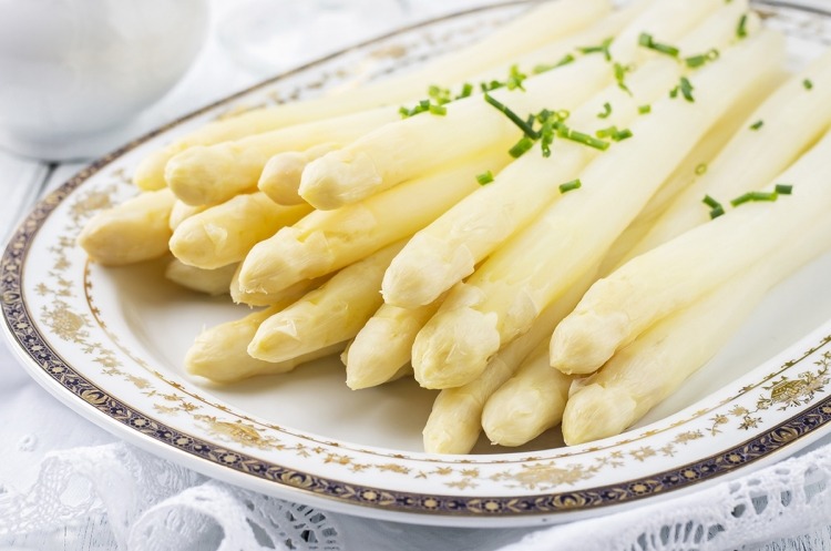 Växande sparris -vit-matlagning-tallrik-utsökt-smak-maträtt