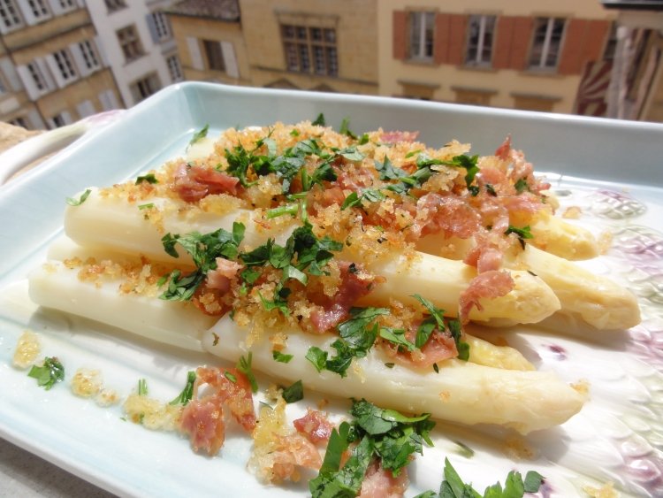 Växande sparris-vit-matlagning-maträtt-bacon-typisk-tysk