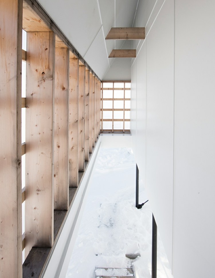 vit-betong-entré-trappor-plexiglas-fönster