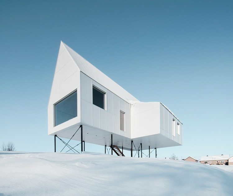 vit betongstuga-snö-stora-fönster-kanada