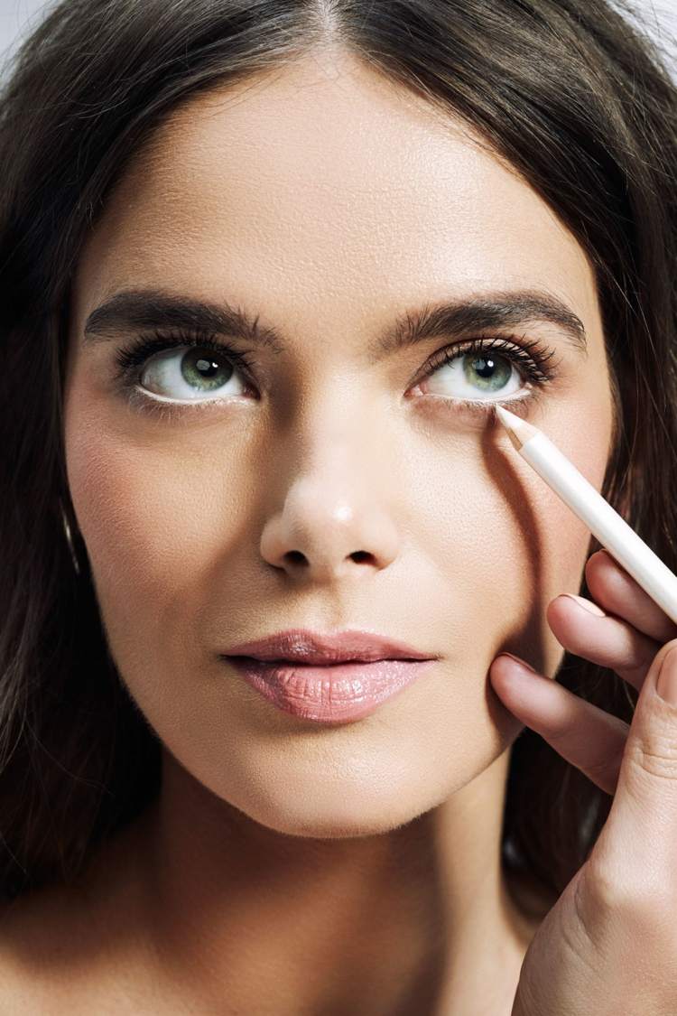 Få ögonen att se större ut med vit eyeliner -smink