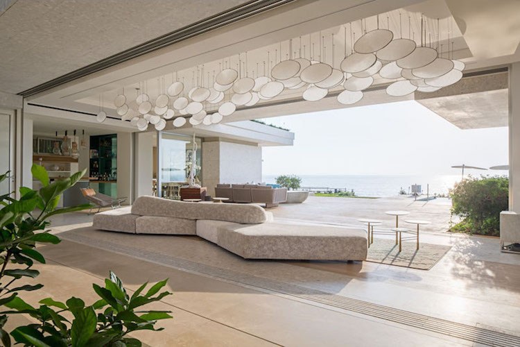 vit-marmor-naturligt trä-medelhavs-terrass-levande-landskap-lounge