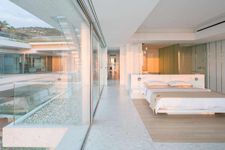 vit-marmor-naturligt trä-medelhavs-sovrum-glas-transparens