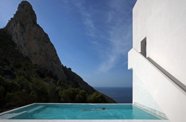 Exklusiv arkitektur infinity pool vitt hus spanien