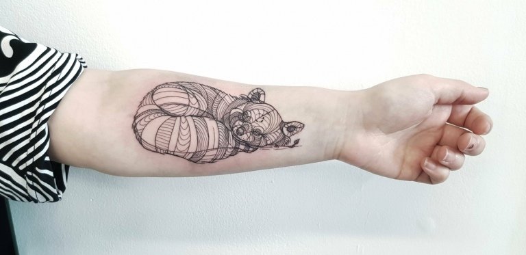 Panda tatuering med sovande röd panda i geometrisk design
