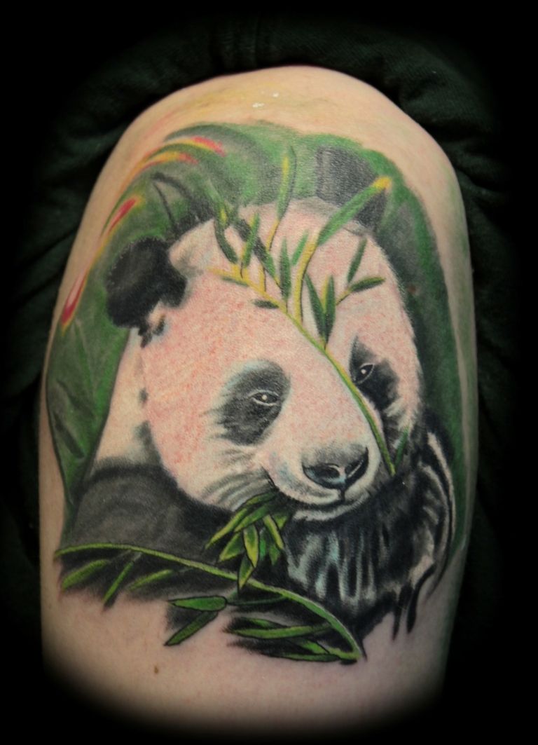 Kombinera den vita pandaen med bambu för en grön tatuering