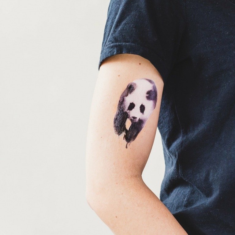 Pandabjörnen som en tillfällig tatuering i svartvitt