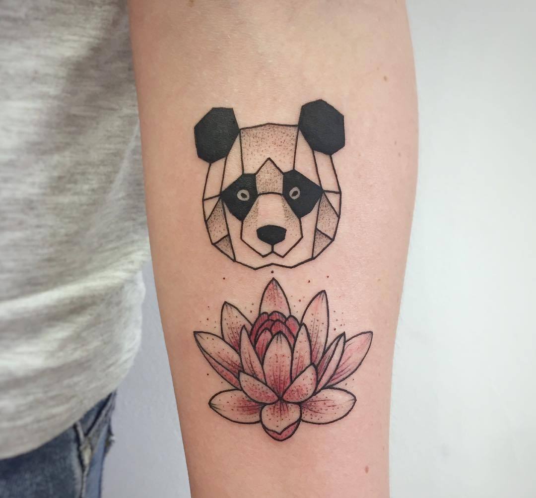 Geometrisk panda med lotusblomma i ljusrosa och prickverk