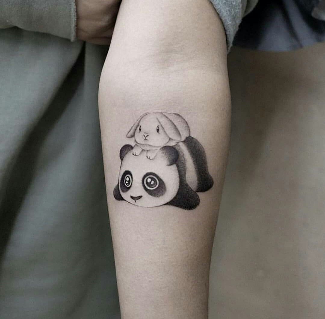 Kombinera kanin och panda - kvinna tatuering på underarmen