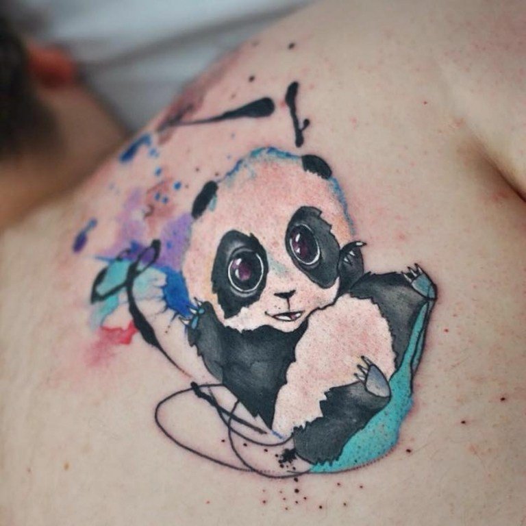 Söt panda tatuering med komisk och akvarell effekt i kalla färger