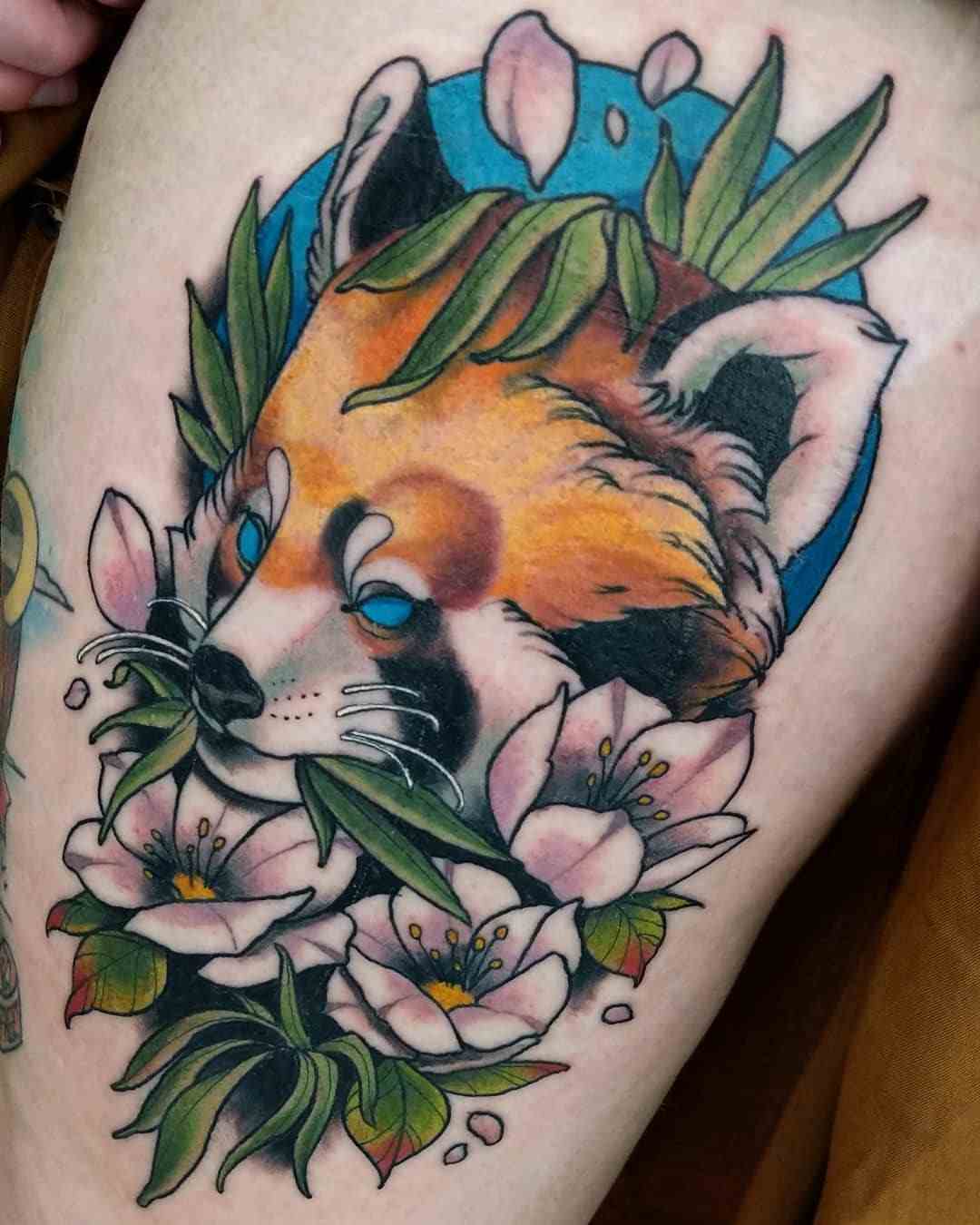 Panda tatuering inspiration för kvinnor med blommor i ljusa färger