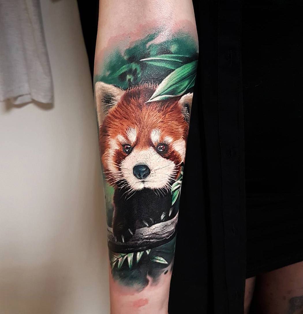 Realistiskt tatuerade kattbjörnar med lövmotiv i grön färg