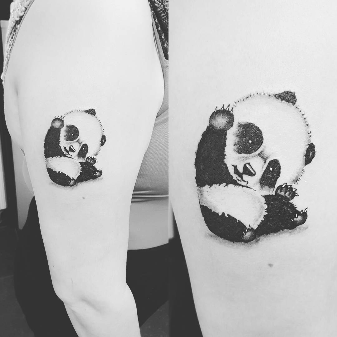 Svartvitt tatuering av viftande baby panda