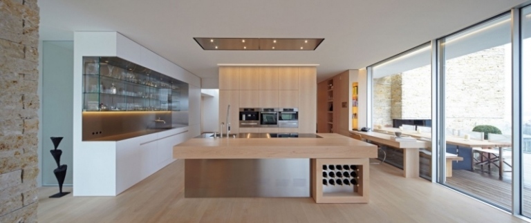 vitt-hus-se-kök-minimalistisk-trä-ljus-vitt-rostfritt stål