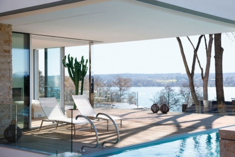 vitt hus-sjö-pool-modern-solstol-landskap-utsikter-modernt tak