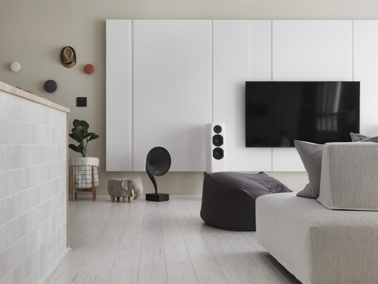vit laminat grå nyanser vardagsrum tv vägg minimalistisk design