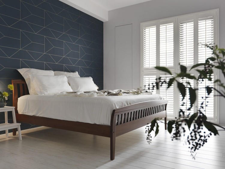 vit laminat grå nyanser sovrum minimalistisk accentvägg