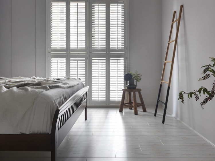 vit laminat grå nyanser sovrum rminimalistiskt fönster
