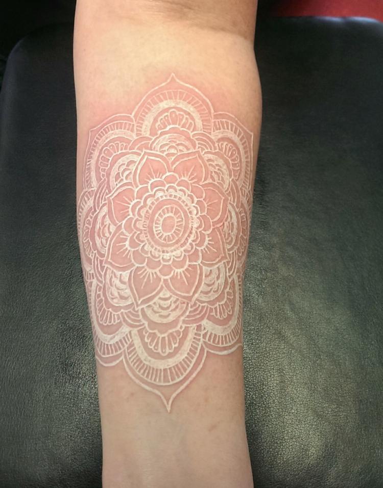 tatuering vit indisk stil blomma spets design
