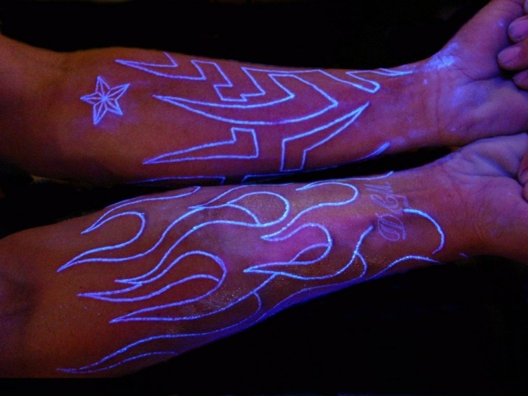 tatuering-vit-uv-ljus-flamma-motiv-stjärna-tribal