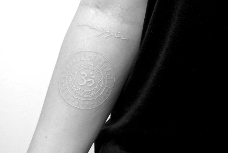 tatuering-vit-etikett-underarm-män-motiv-idé