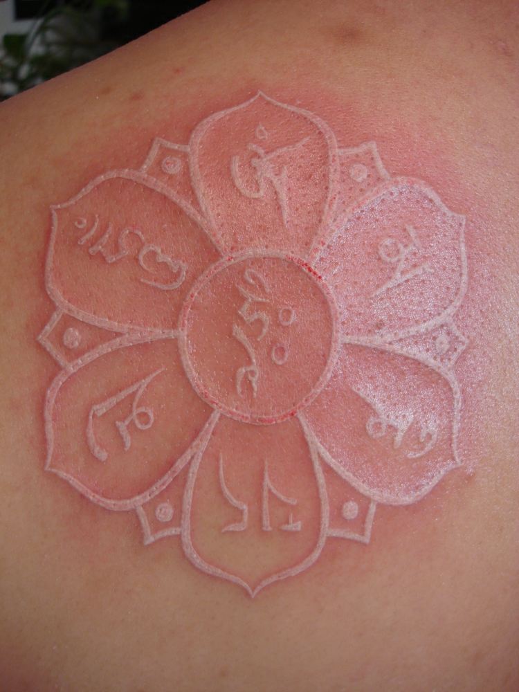tatuering-vit-axel-design-orientalisk-blomma-look