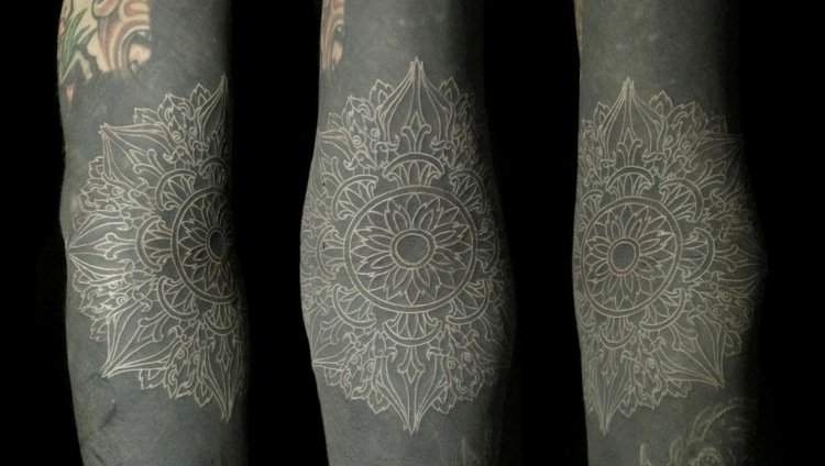 vit tatueringsfärg på svart blommig-armbåge-orientalisk-hennaimitation