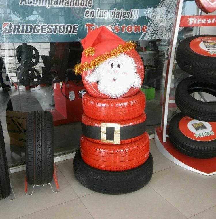 Gör-det-själv bildäckdekoration-jultomten med kransar