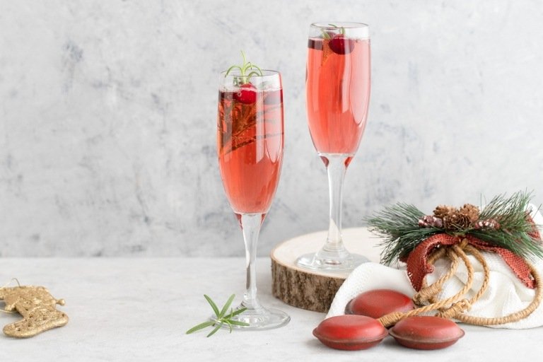 Förbered en julcocktail med mousserande vin. Recept för festliga alkoholhaltiga drycker