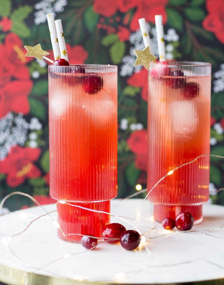Förbereder en julcocktail med Campari Recept för festliga julcocktails med alkohol