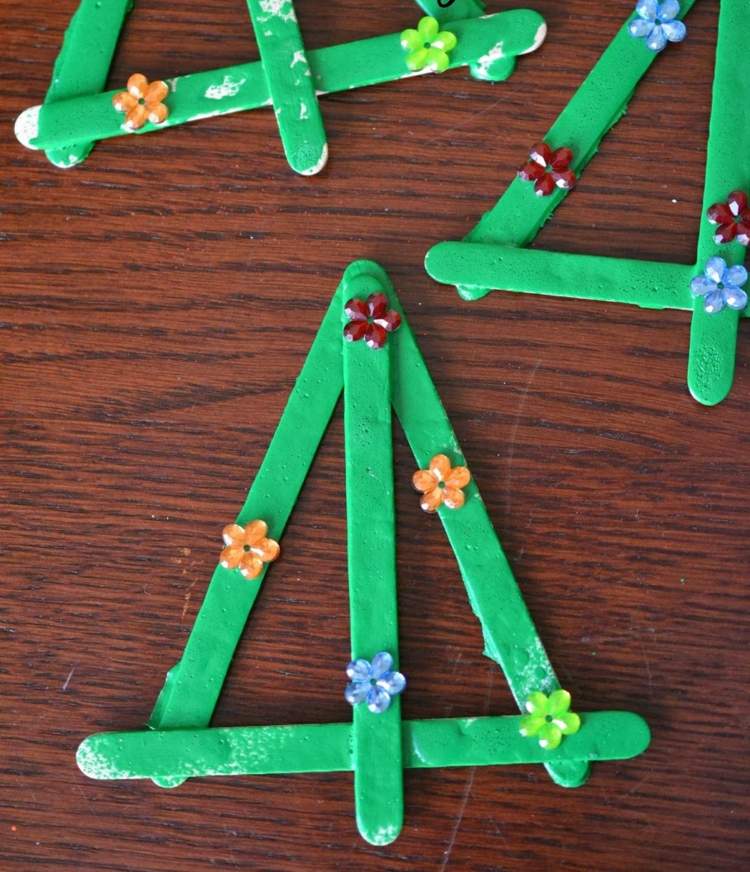 julhantverk med barn trä glasspinne grön färg granar lim