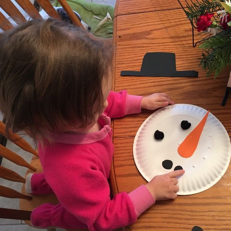 Julhantverk småbarn med papper tallrik snögubbe
