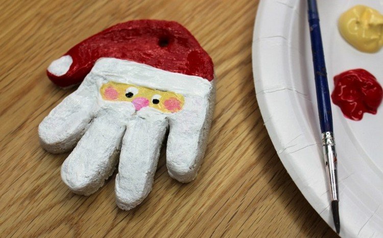 Hantverk med småbarn för julhandavtryck jultomten