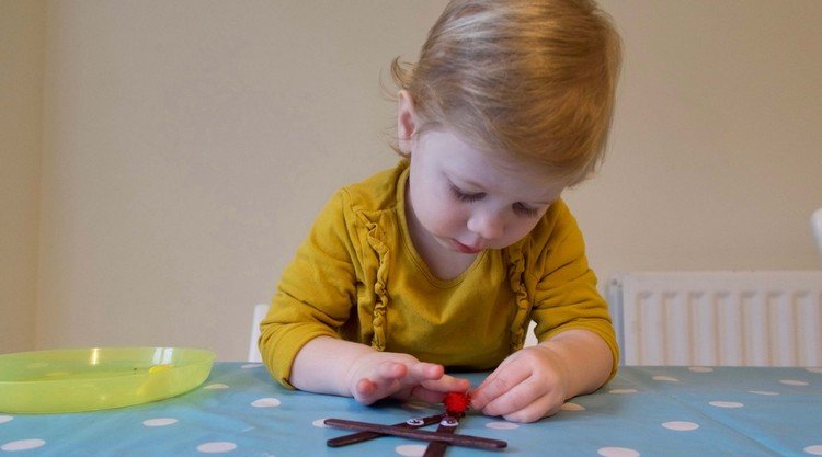 Tinker enkla julklappar med 2-åriga barn