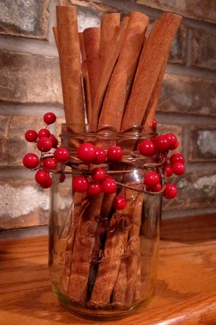 jul-hantverk-naturmaterial-kanel-pinnar-mason-burk-dekorera-konstgjorda bär