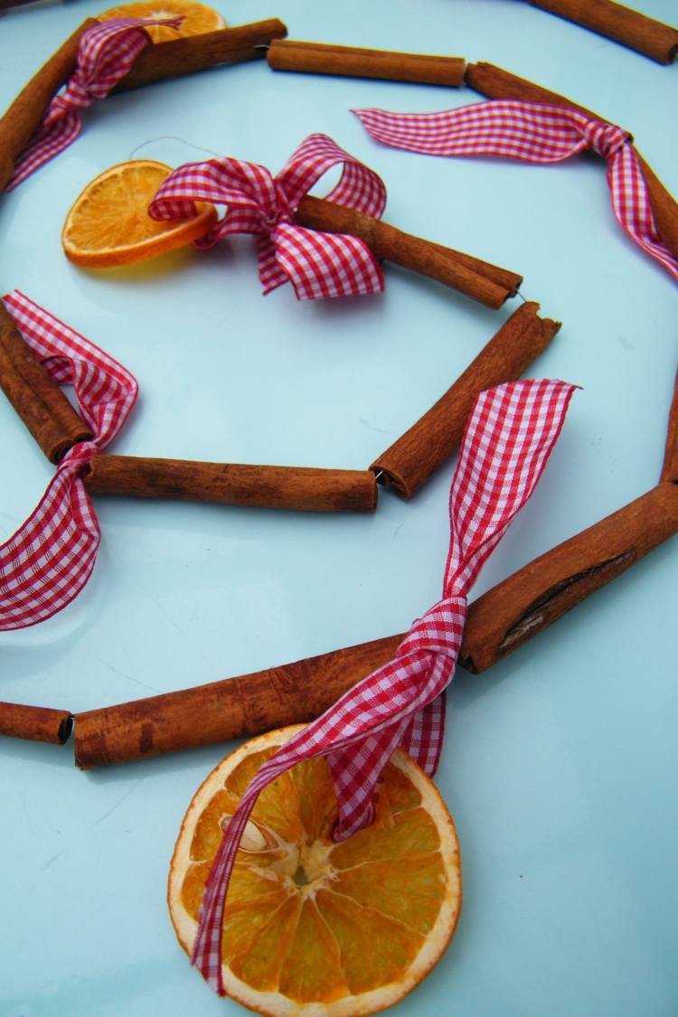 Julpyssel-naturmaterial-kanelstänger-krans-gör-själv-apelsiner