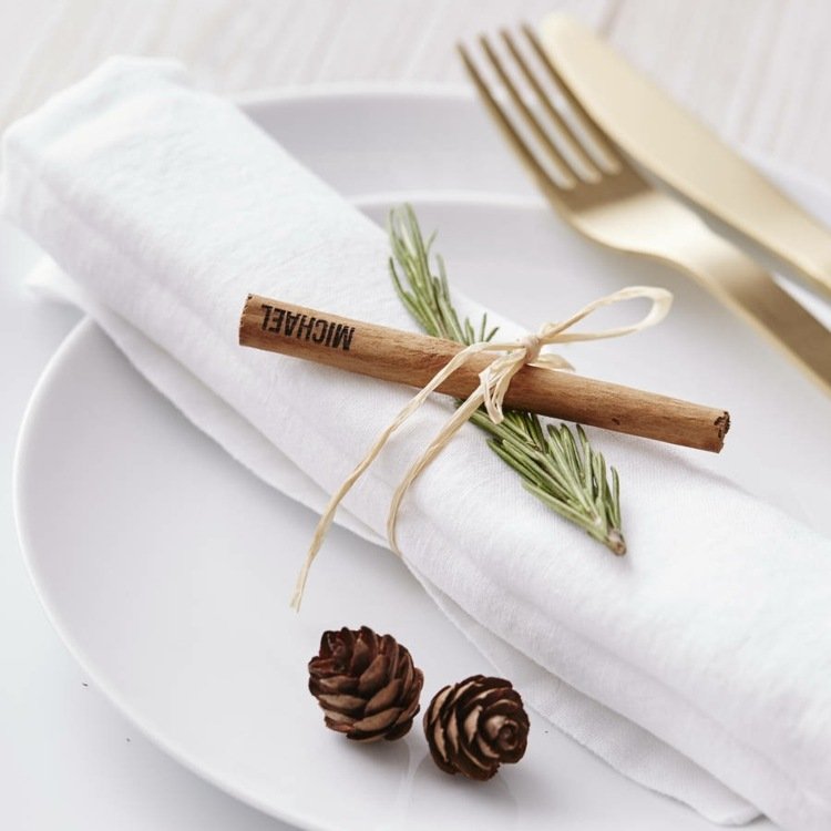 Julhantverk-med-naturmaterial-kanelstänger-bordsdekorationer-servettringar-grangröna tallkottar