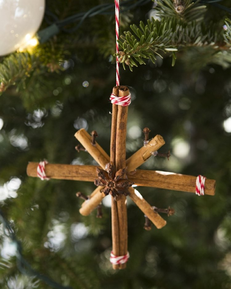julhantverk-naturmaterial-kanelstänger-kryddor-pyssel-jul-träd-dekorationer-stjärnsnöre
