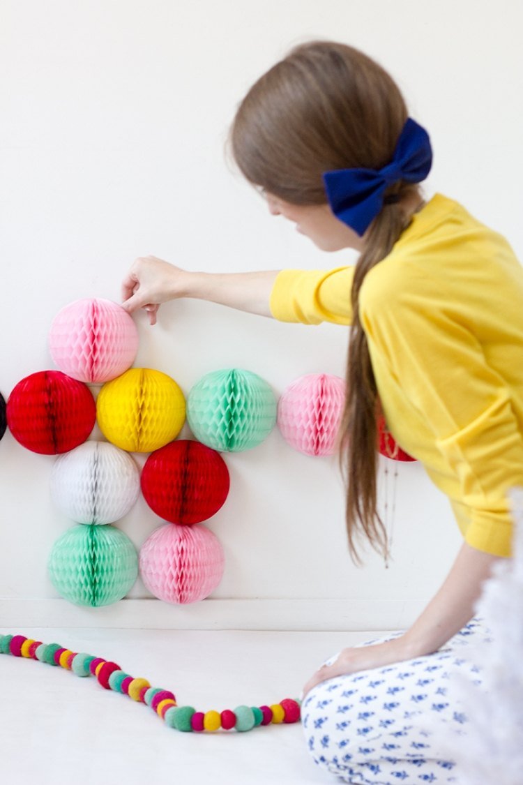 julgran-alternativ-vägg-dekoration-gör-det-själv-bikakebollar-diy-ordna-dekorera-kreativa-färger