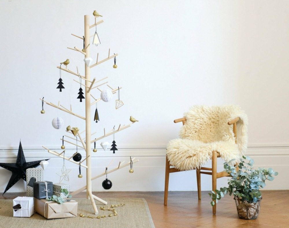 minimalistisk julgran av trä i skandinavisk stil med dekoration