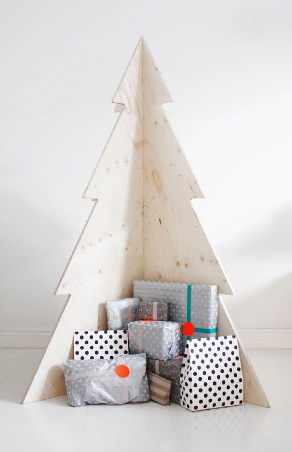 minimalistiska plywoodpaneler i julgran med presenter i basen