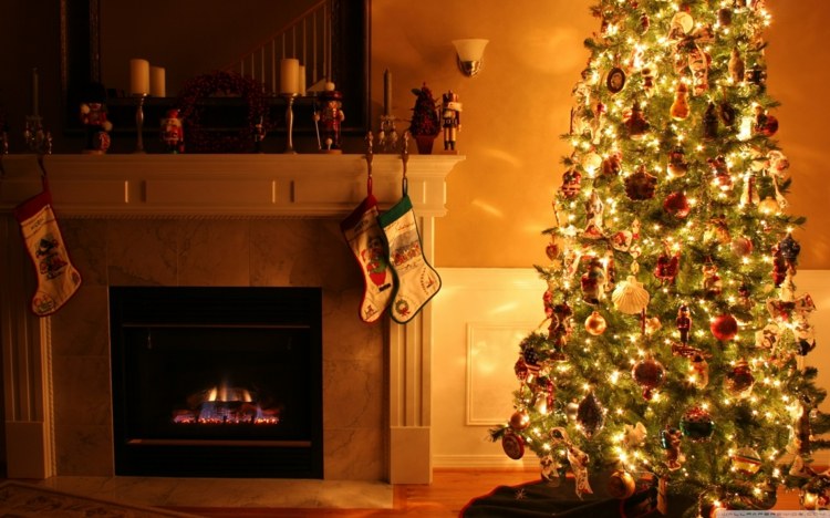 välj julgran fairy lights vardagsrum öppen spis strumpor