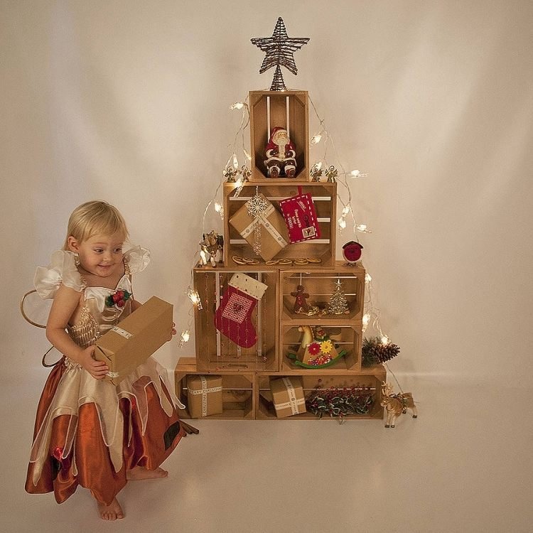 Tinker julgran -barn-alternativ-trälådor-gåvor-barn-tjej-glad