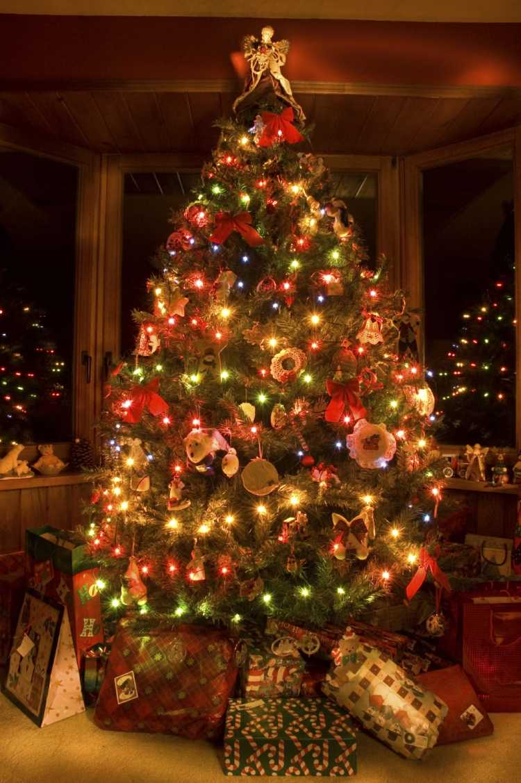 Julgran dekorera festligt belysning fairy lights färgglada färger gåvor